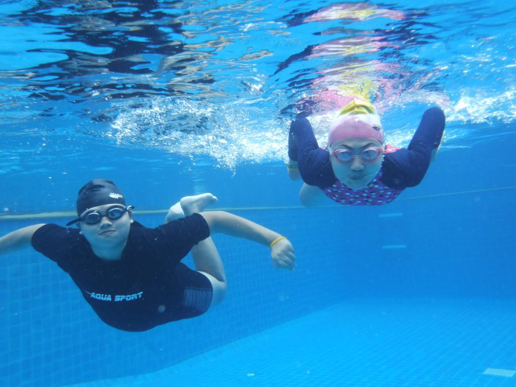 ศิษย์เก่านักเรียน,เรียนว่ายน้ำ,สถาบันสอนว่ายน้ำ,หาครูสอนว่ายน้ำ,เรียนว่ายน้ำเป็นเร็ว,ครูสอนว่ายน้ำ,โรงเรียนสอนว่ายน้ำ,เรียนว่ายน้ำผู้ใหญ่,เรียนว่ายน้ำเด็ก,เรียนพื้นฐานดำน้ำ